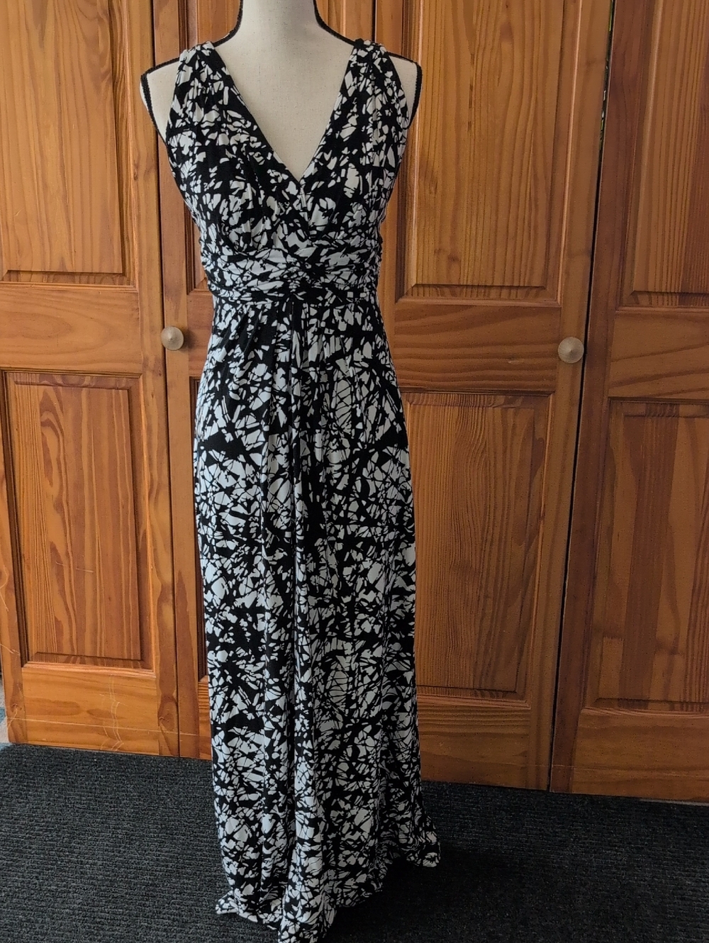 Tart Black and White Printed V-Neck Sleeveless Maxi Dress L M506